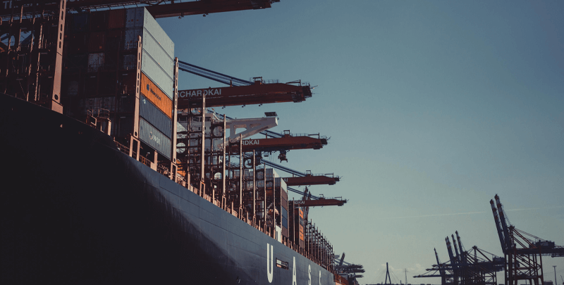 Balança de carga portuária com containers e gruas de carga, logística marítima, transporte internacional, Dootax.