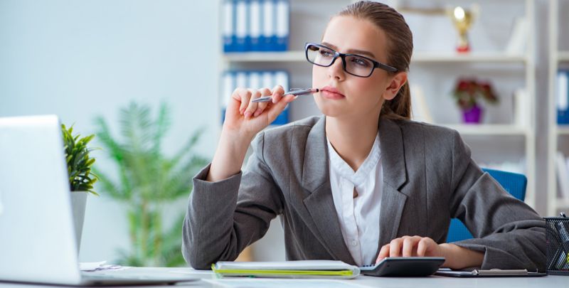 Relógio de mulher de negócios planejando com tecnologia digital, telefonia, escritório, empresas, finanças, consultoria, gerenciamento de negócios, produtividade, trabalho remoto, foco e estratégia.