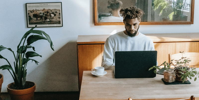 Sistema de gestão tributária Dootax em ação com profissional trabalhando em escritório moderno. Soluções de tecnologia para facilitar a administração fiscal e contábil de empresas.