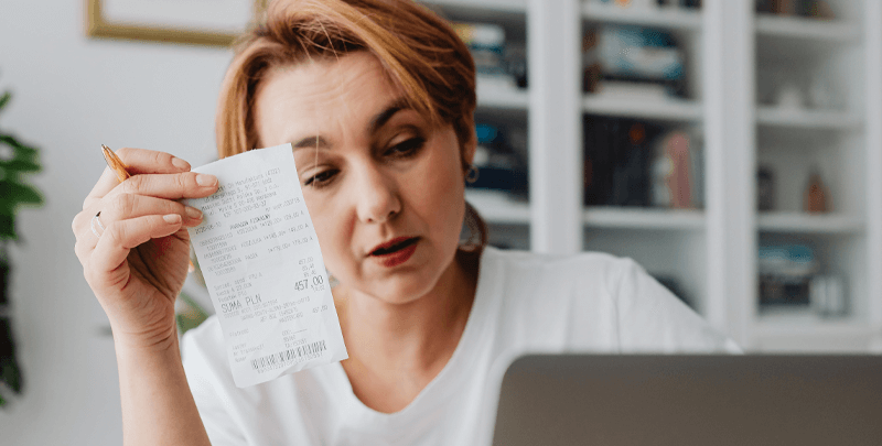 Recibo de compras, mulher analisando nota fiscal em casa, consultando despesas, gerenciamento financeiro, solução para controle de gastos e tributos, serviços de gestão financeira digital.