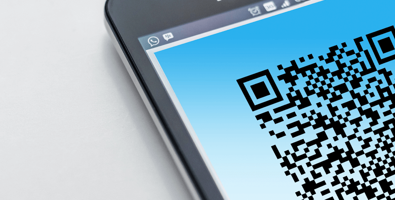 QR code exibido em smartphone, ferramenta digital para pagamento, uso de tecnologia móvel, inovação em pagamentos, digitalização de transações financeiras, aplicativo de pagamento móvel, segurança de pagamentos digitais, conveniência com QR code.