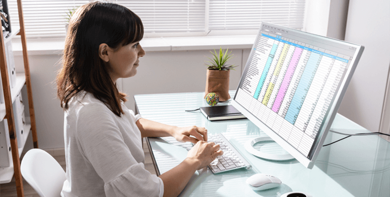 Planilha de controle financeiro e gestão de impostos em software de contabilidade.
