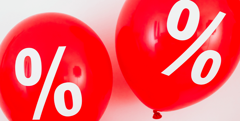 % de desconto, descontos especiais, propagandas promocionais, balões vermelhos com símbolo de porcentagem, marketing de ofertas, campanhas de descontos, comunicação visual de promoções.