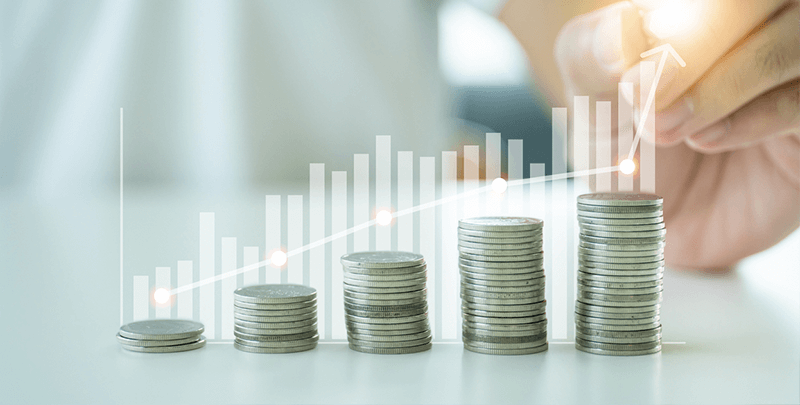 Dinheiro em moedas empilhadas representando crescimento financeiro, análise de resultados e sucesso empresarial.