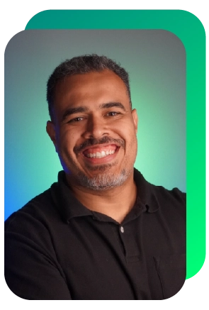 Profissional sorridente com fundo colorido promovendo soluções fiscais e tributárias da Dootax no Brasil.