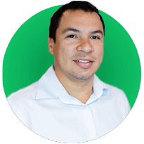 Dootax profissional de contabilidade com fundo verde, representando soluções fiscais e tributárias eficientes para empresas no Brasil.