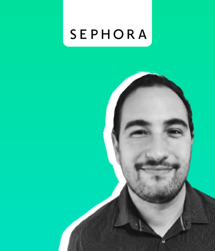 Profissional sorridente com fundo azul e logotipo Sephora, pessoa usando camisa escura, promovendo serviços de consultoria tributária e soluções fiscais pelo Dootax.