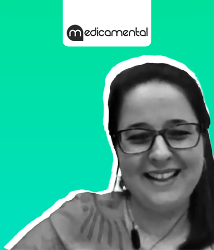 Profissional sorridente usando óculos, representando atendimento de consultoria médica digital, com foco em facilidades tributárias e serviços de saúde integrados oferecidos pela Dootax.