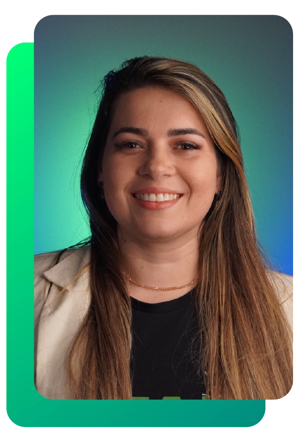 Dootax mulher sorridente usando blazer em fundo colorido, representação de serviços fiscais e consultoria tributária no Brasil.