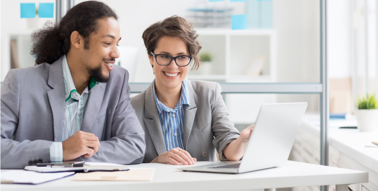 Profissionais empresariais analisando documentos fiscais e usando tecnologia de automação tributária na oficina digital do Dootax.