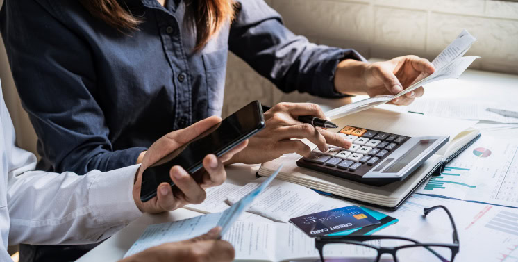 Cálculos fiscais e obrigações tributárias com tecnologia Dootax para contadores e empresas em ambiente de escritório.