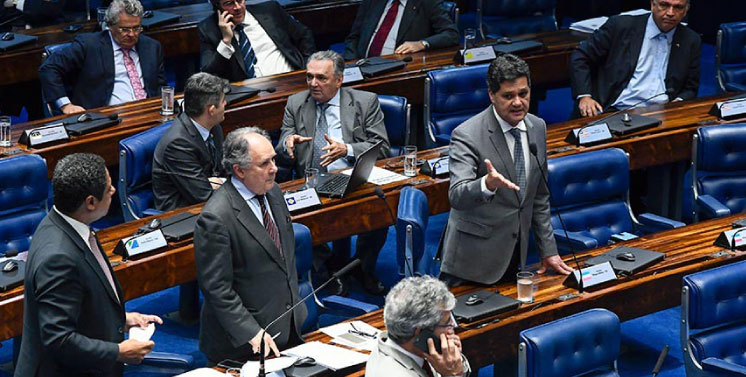 Empresários e políticos em discussão durante sessão no plenário, destacando debates sobre questões fiscais e tributárias no Brasil, essenciais para o entendimento do contexto tributário e de negócios.