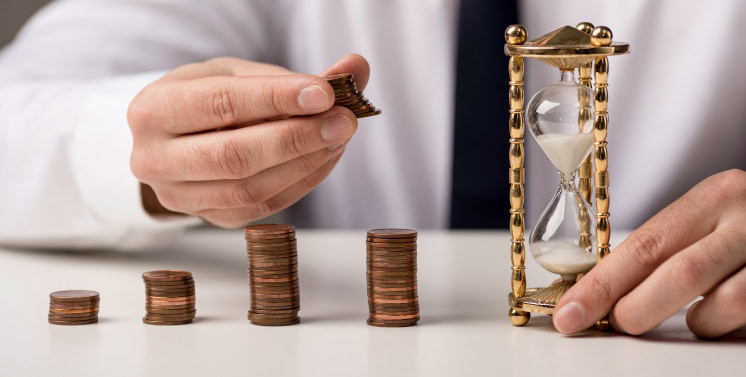 Dinheiro e ampulheta simbolizando gestão financeira e tempo em serviços de consultoria tributária e financeira da Dootax.
