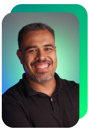 Homem sorridente com camisa preta, ilustrando confiabilidade e profissionalismo em serviços de consultoria tributária da Dootax.